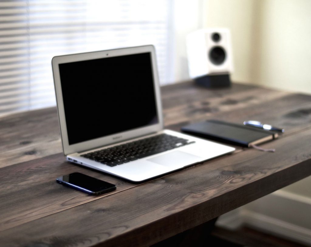 Преображение рабочего пространства: от бумажного хаоса к цифровой элегантности