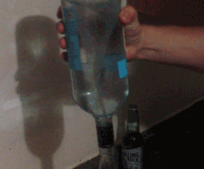 Suvni shishadan tez va oson chiqarishning samarali usuli