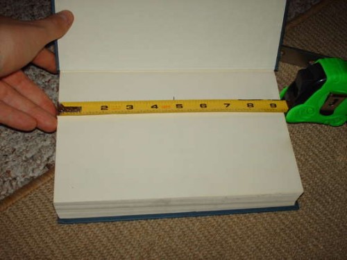 qo‘l bilan kitob javoni