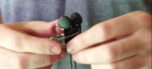 Trik Sederhana Membuat Earphone Lebih Rapi dan Nyaman dengan Klip Kantor