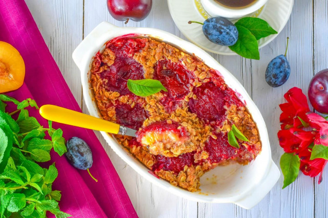 Идеальный сливовый крамбл с овсяными хлопьями: просто и вкусно