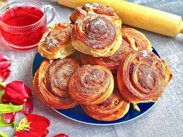 Nikmati Sensasi Manis dan Harum Roti Gulung Kayu Manis dan Apel yang Lembut