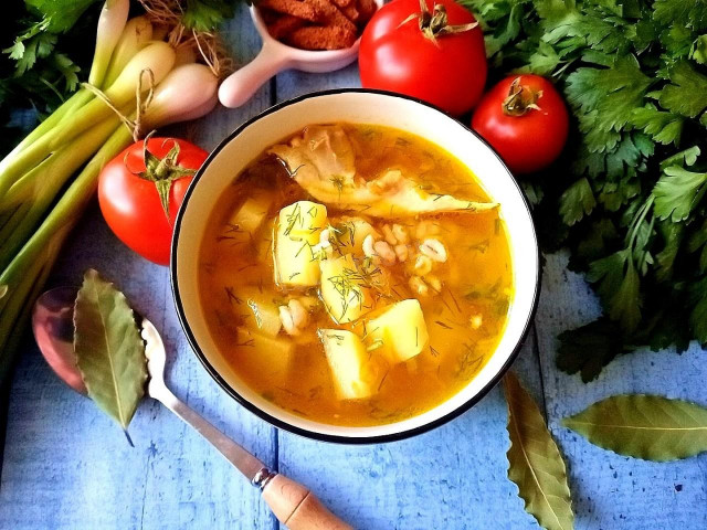 Ароматный куриный суп с перловкой: простой рецепт для всей семьи