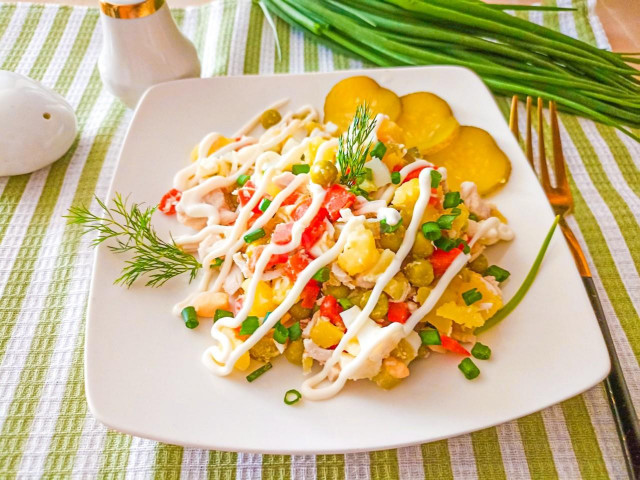 Идеальный салат с курицей и солеными огурцами для уютного обеда