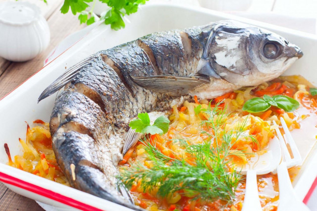 Идеальный рецепт запеченного белого амура: сочность и аромат в каждом кусочке