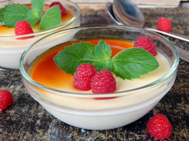 Нежное молочное желе с желатином — простой и изысканный десерт