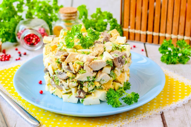 Изысканный салат с курицей и грибами, который покорит ваше сердце