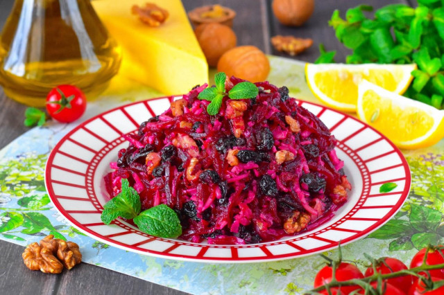 Яркий и полезный салат с изюмом, орехами и свеклой: простой рецепт для каждого дня