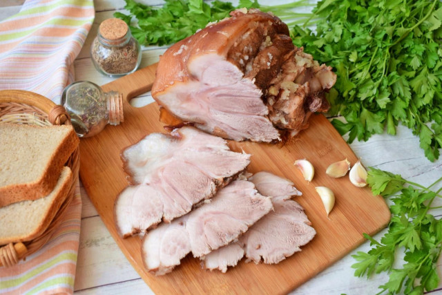 Непревзойденный вкус свиной рульки, сваренной в луковой шелухе