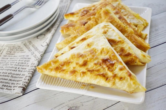 Delicious Lavash Triangles Filled with Egg and Cheese: A Quick and Savory Treat