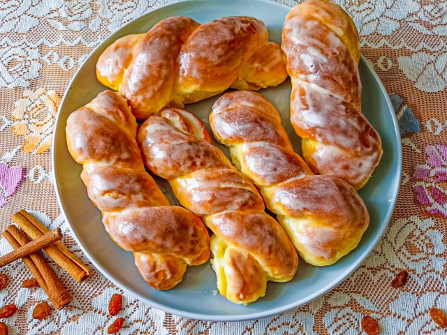 Resep Roti Gulung Lembut dengan Glasir Vanila yang Menggoda