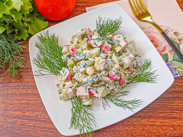 Вкусный салат с крабовыми палочками и солеными огурцами — простой рецепт