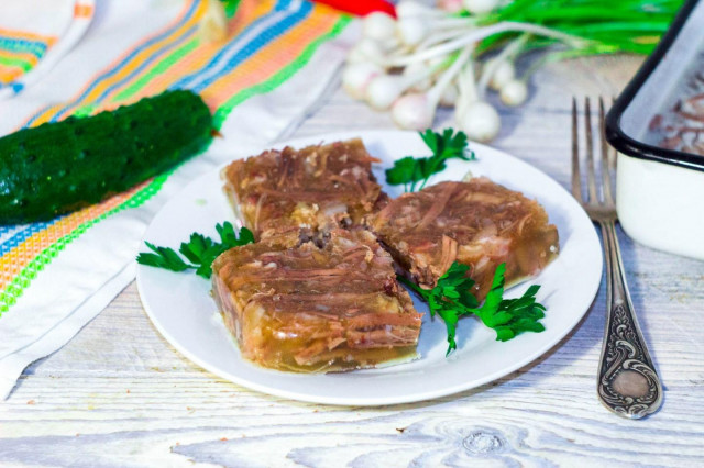 Идеальный холодец из свиных ножек и говядины – традиционное блюдо, покоряющее сердца