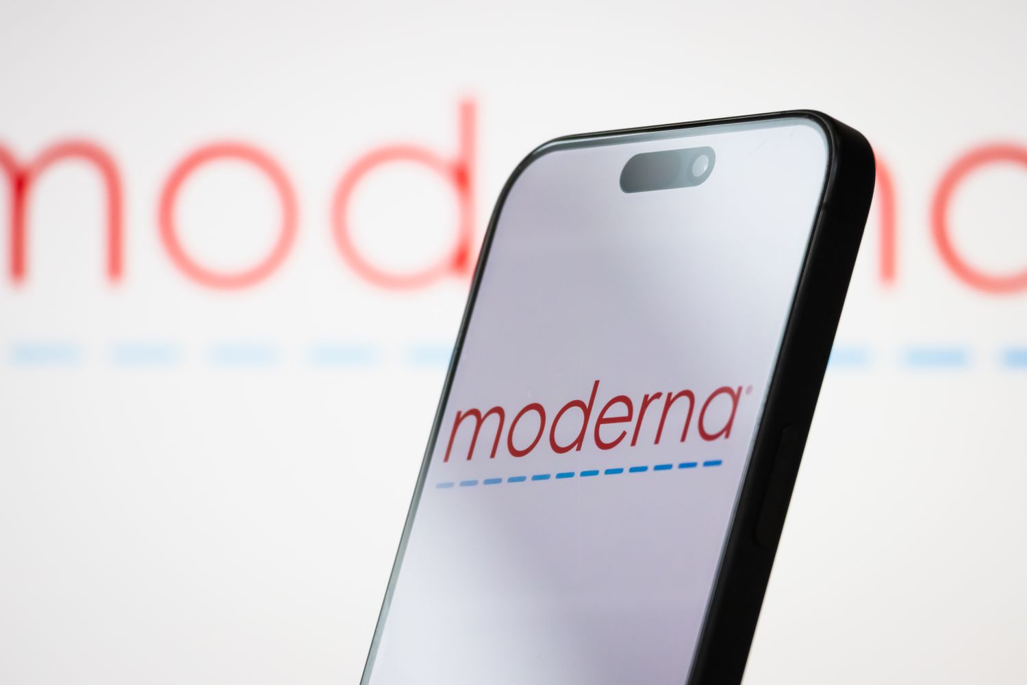 Акции Moderna выросли после обновления рекомендаций FDA по COVID-19 бустерам