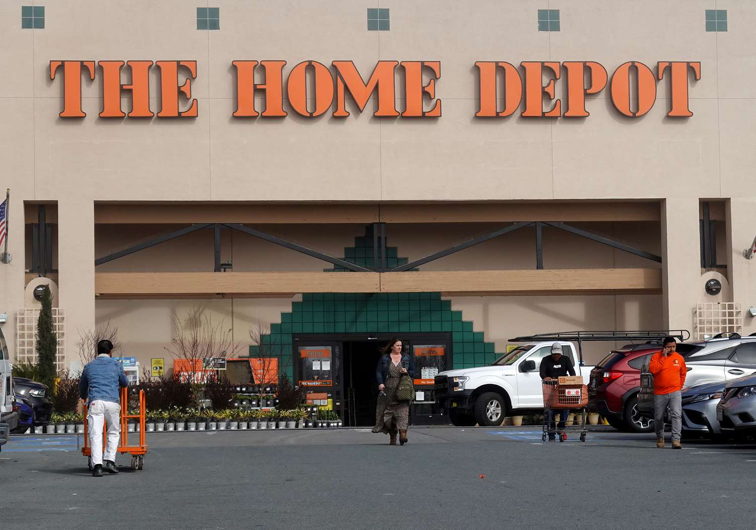 Home Depot Укрепляет Позиции: Как Розничный Гигант Сохраняет Цены Несмотря на Тарифы