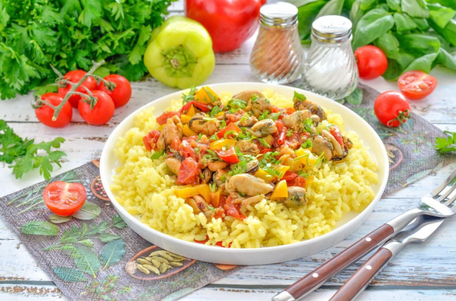 Savor the Coastal Delight: Mussels with Curry-Infused Rice