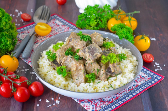 Нежная говяжья печень в сметанном соусе — идеальное блюдо для мультиварки