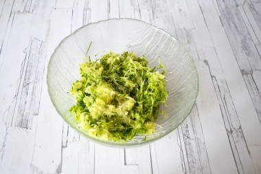 Натираем кабачки