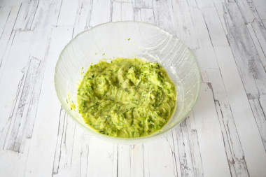 Перемешиваем тесто