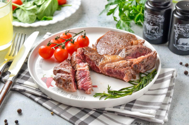 Идеальный стейк с кровью: секреты сочного вкуса и аромата