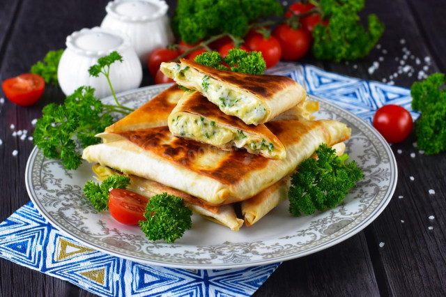 Crispy Cheese-Stuffed Lavash Triangles: A Quick and Delicious Family Breakfast