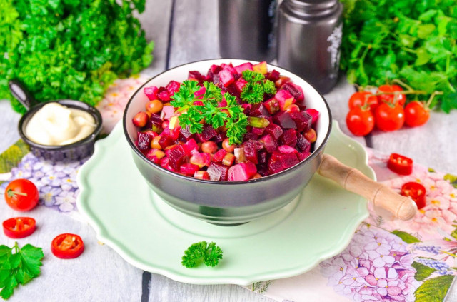 Свекольный салат с солеными огурцами: свежесть и вкус в каждом кусочке