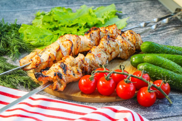 Сочный шашлык из курицы с ароматным луком — идеальный рецепт для пикника