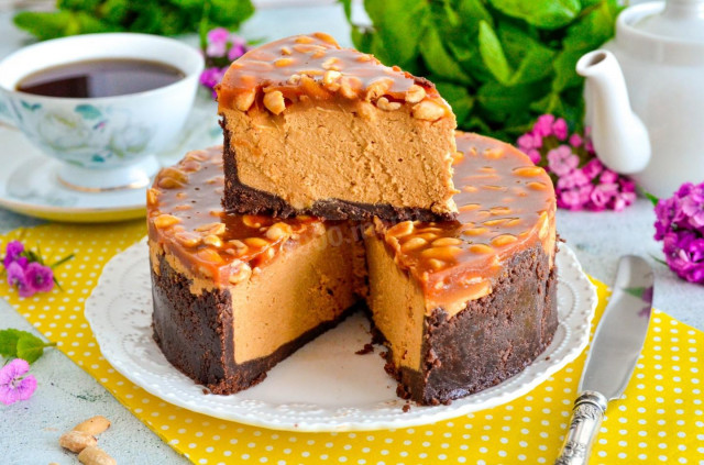 Нежный чизкейк с арахисом и соленой карамелью без выпечки