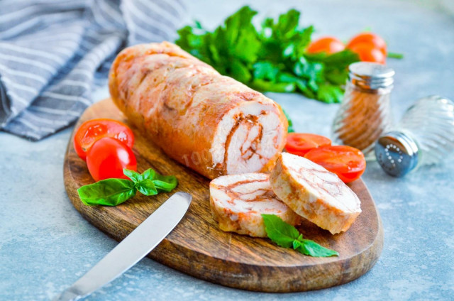 Нежный куриный рулет с желатином — идеальная закуска для любого стола