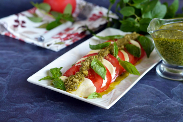 Resep Segar Caprese Tomat dengan Pesto dan Mozzarella