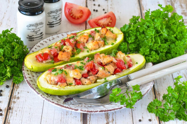 Delicious Zucchini Boats Stuffed with Chicken and Tomatoes – A Flavorful Oven-Baked Delight