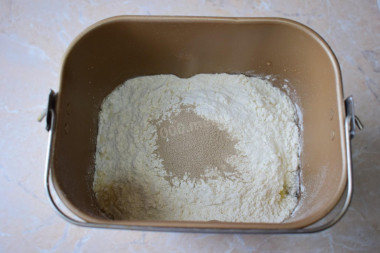 Всыпание муки и дрожжей Всыпание муки и дрожжей