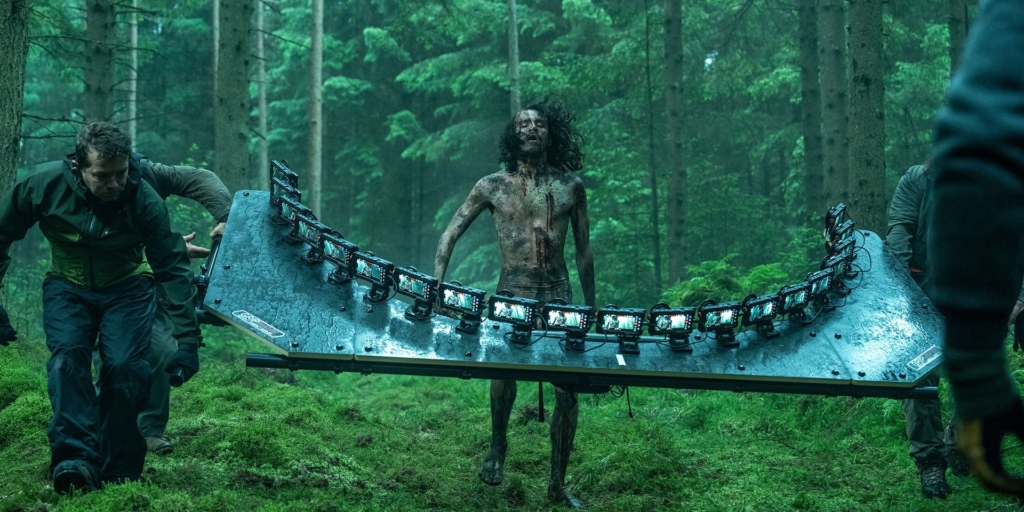 Как уникальная техника съемки с 20 смартфонов изменила визуальный стиль «28 лет спустя»