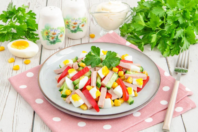 Легкий и сочный салат с ветчиной и яйцами — идеальный рецепт для быстрого ужина