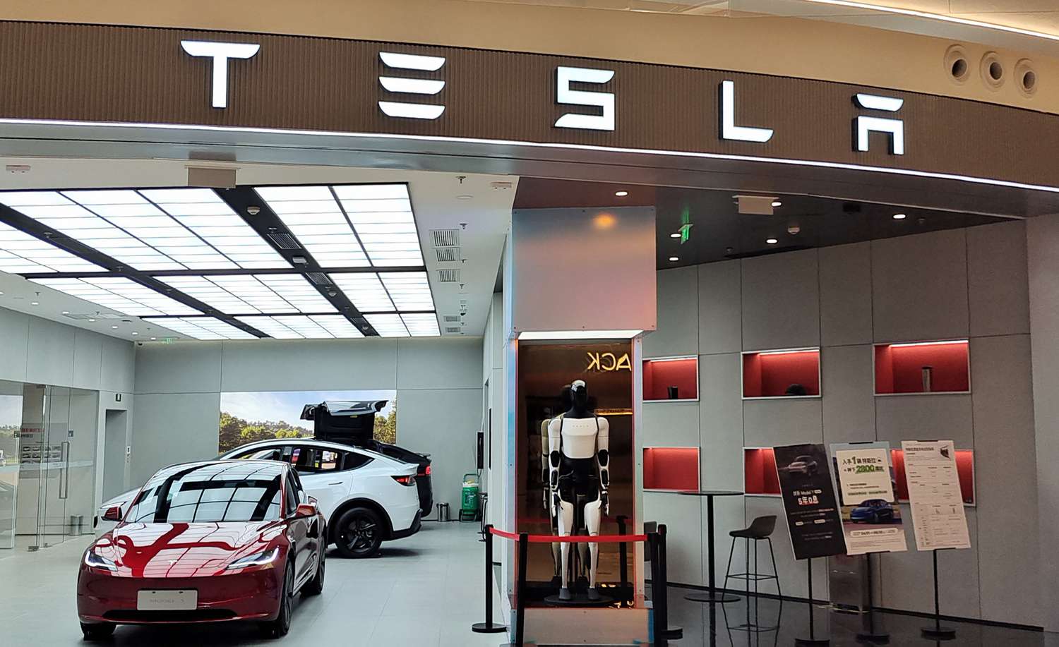 Moliyaviy Bozorlarning So'nggi Yangiliklari: Tesla, AutoZone, Novavax va Boshqalar