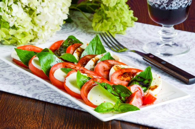 Rahasia Lezat Salad Caprese yang Membuat Semua Terpesona