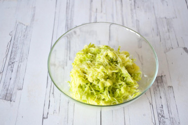 Натереть кабачки