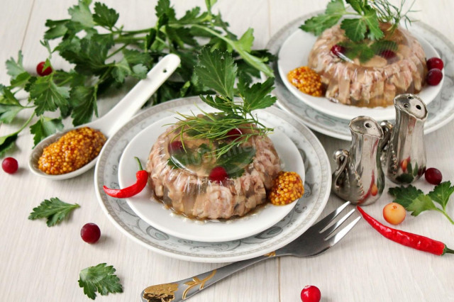 Изысканный холодец из свиных ножек и рульки: секреты приготовления