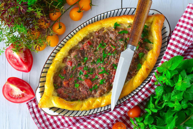 Discover the Irresistible Charm of Turkish Pide with Ground Beef