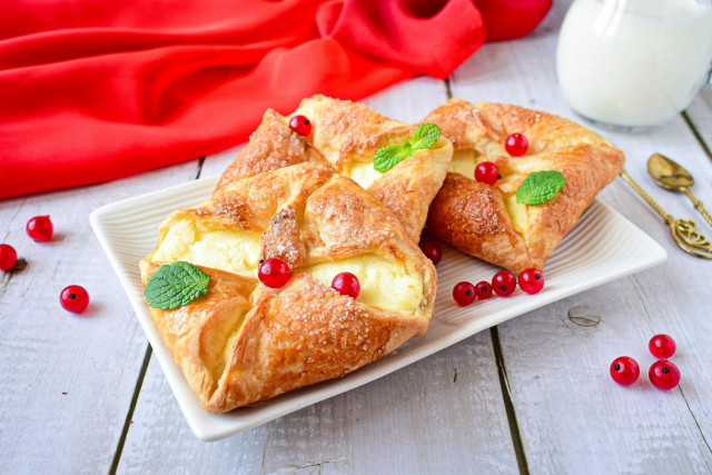 Delicious Puff Pastry Pockets Filled with Creamy Cottage Cheese