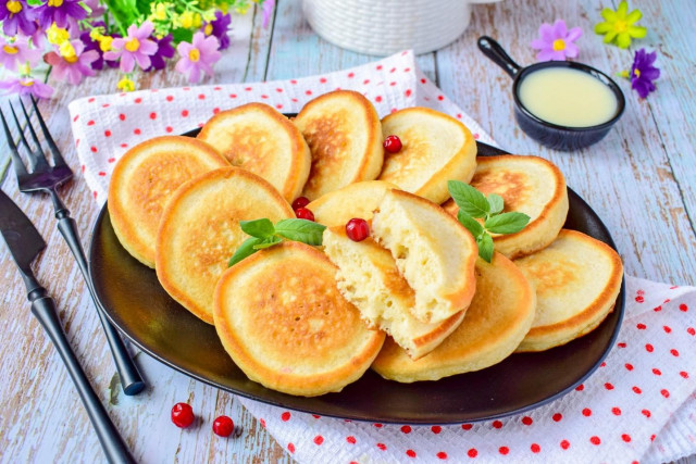 Идеальные пышные оладьи на молоке с яйцом: простой рецепт для завтрака