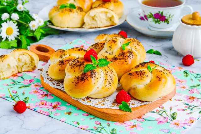 Идеальные домашние сладкие булочки из дрожжевого теста: простой рецепт