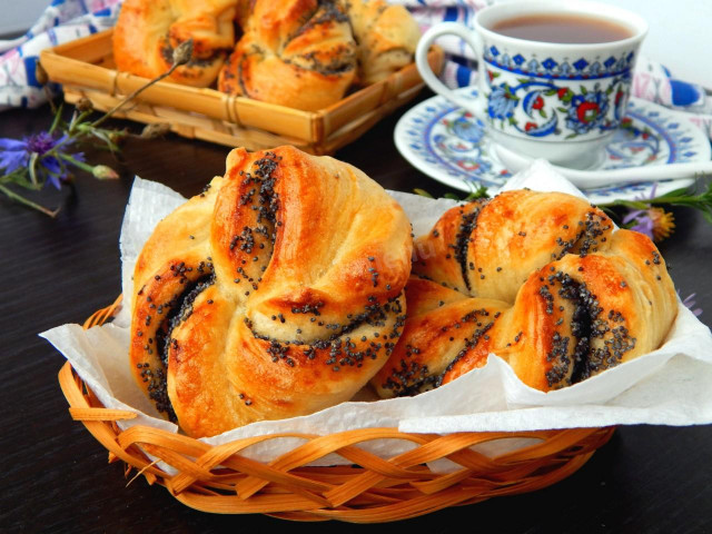 Delightful Poppy Seed Yeast Rolls to Warm Your Home