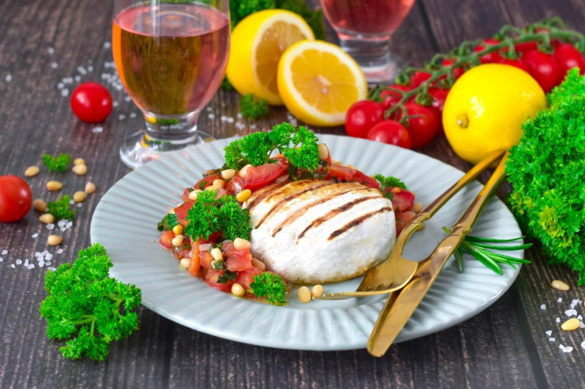 Изысканный Камамбер с ароматными томатами – идеальное лакомство к вину