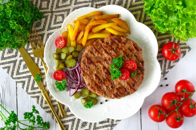 Discover the Irresistible Taste of Classic Serbian Pljeskavica