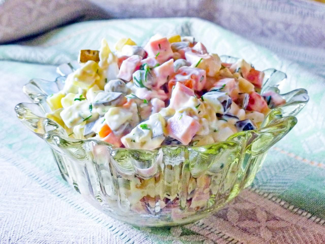 Идеальный салат Оливье с солеными огурцами и колбасой – секреты классического вкуса