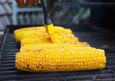 Смазка кукурузы маслом