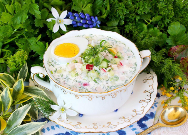 Освежающая окрошка на кефире и минеральной воде — идеальное блюдо для жаркого дня