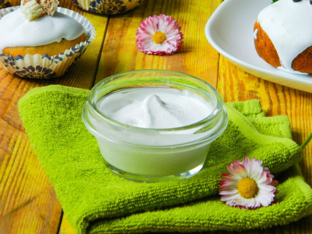 How to Make a Glossy, Snow-White Egg White Glaze for Cakes