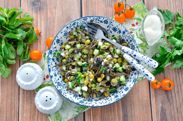 Витаминный салат с морской капустой, яйцом и огурцом — просто и полезно